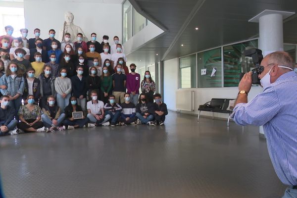 Au lycée Gay-Lussac à Limoges, les photos de classe ont été maintenues avec port du masque obligatoire.