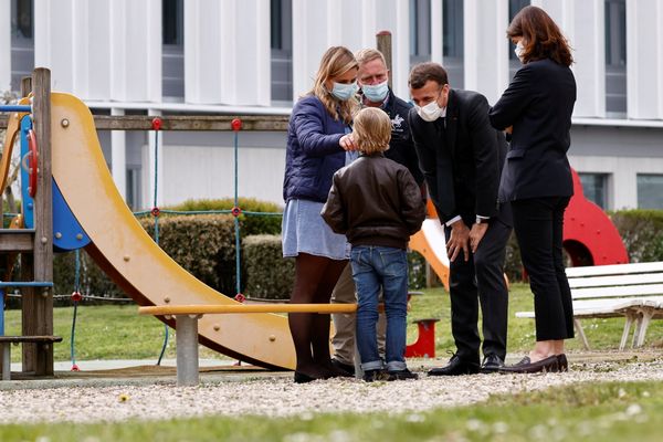 Emmanuel Macron visite le service de pédopsychiatrie du CHU de Reims (Marne), le 14 avril 2021. 