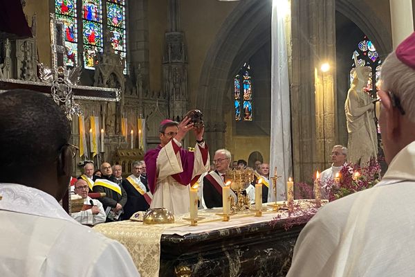 Monseigneur Bozo, évêque de Limoges, présente le chef de St Martial aux fidèles