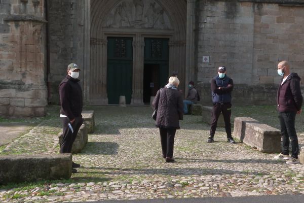 Des jeunes de confession musulmane sont venus ce dimanche protéger symboliquement la cathédrale de Lodève.