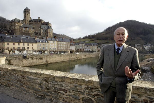 En 2005, Valéry Giscard d'Estaing, son frère Olivier et leur cousin Philippe achète le château d'Estaing à la commune homonyme.