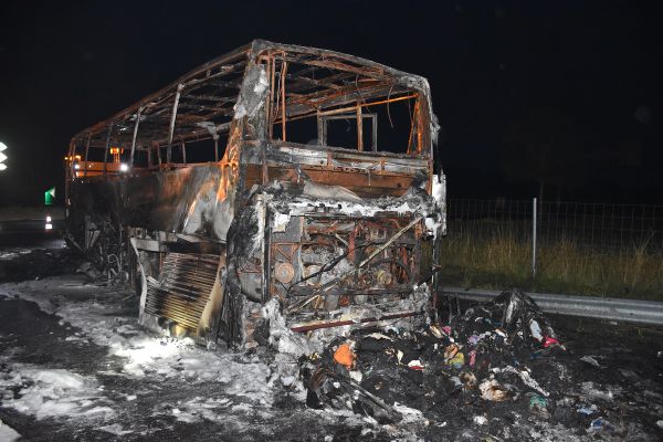 Ce bus a pris feu sur l'A75 en Haute-Loire aux environs de 2h30 dans la nuit de lundi à mardi 13 juillet.