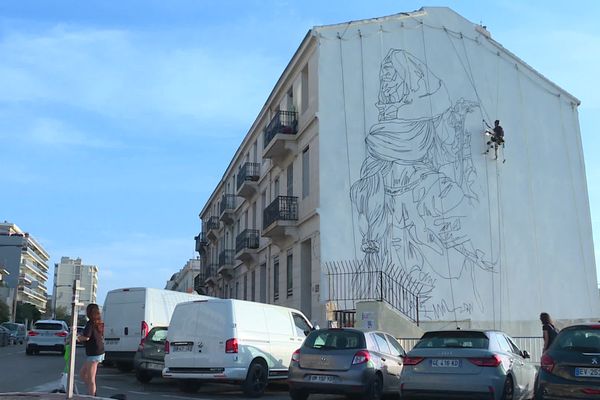 La fresque du street-artist Mahn Kloix en hommage aux sauveteurs du navire-ambulance de SOS Méditerranée s'affiche depuis vendredi sur la Corniche de Marseille.