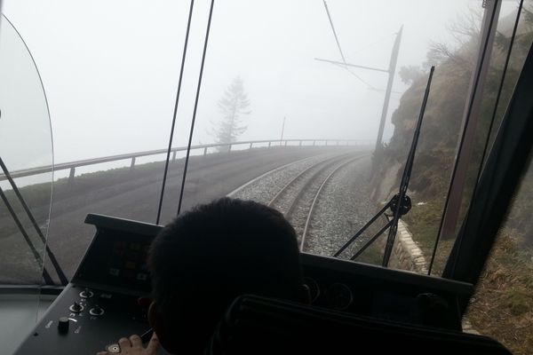 Après la nuit, le brouillard...Six mois après un déraillement qui l'a, depuis, privé de passagers, le train à crémaillère du puy de Dôme va reprendre du service. Mardi, une visite des installations a été organisée avec montée à bord du train panoramique. Un voyage dans une purée de pois...