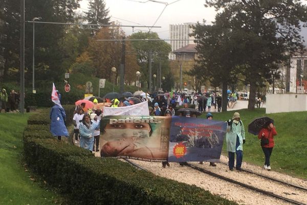 Les manifestants ont investi les voies de tramway devant le CHU Grenoble Alpes.