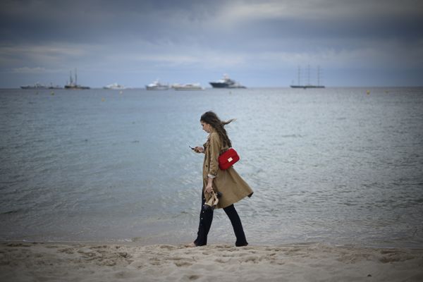 L'attention captée par votre smartphone sur une plage de Cannes...