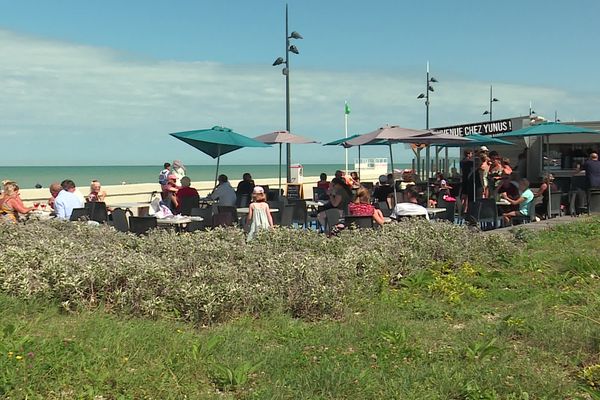 En raison de la météo capricieuse de ce début de saison, la saison touristique est difficile. Lorsque le soleil se cache sous les nuages, les terrasses des restaurateurs normands peinent à se remplir.