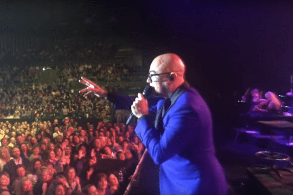 Pascal Obispo a testé le "mannequin challenge" sur le public bordelais