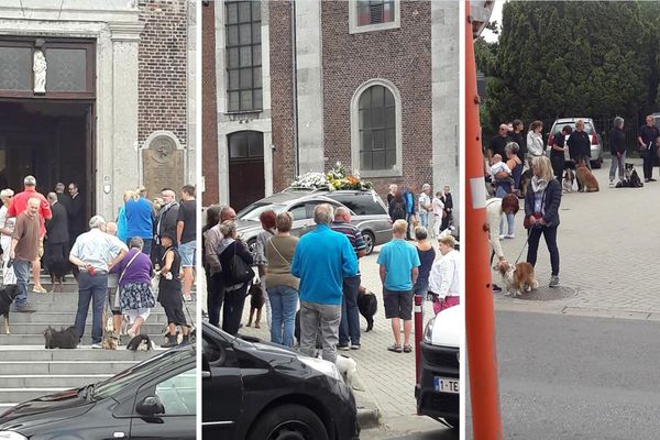 Près de 150 personnes et leurs animaux de compagnie s'étaient donné rendez-vous devant l'église.