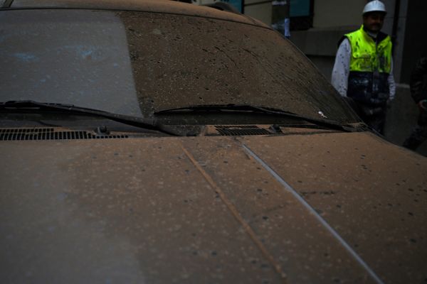 A chaque tempête de sable en provenance du Sahara, les voitures sont couvertes d'une pellicule orange, nocive pour la peinture des carrosseries.