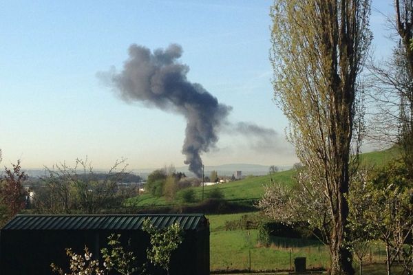 Le panache de fumée dégagé par l'incendie était visible de très loin.