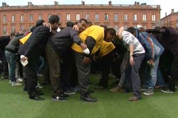 Le record de la plus grande mêlée du monde a été battu samedi à Toulouse,
selon la mairie, avec 1.220 participants réunis sur la place du Capitole