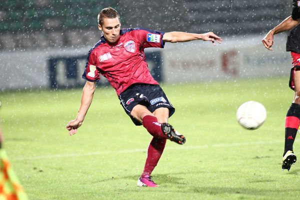 Rémy Dugimont, attaquant du Clermont Foot 63, est convoqué devant le commission de discipline de la LFP, il est soupçonné d'avoir joué à des paris sportifs.