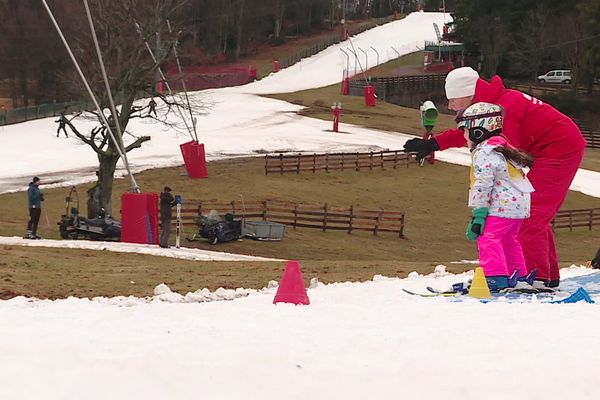 Trois pistes vertes restent ouvertes au Ballon d'Alsace. Le manque de neige touche la station de ski.