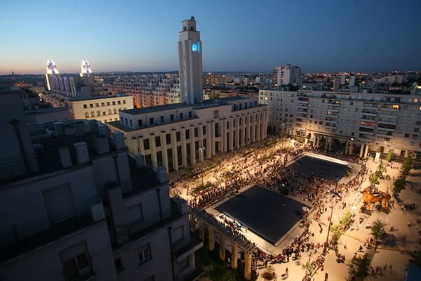 Avec « Place aux jeunes », Villeurbanne propose d’élaborer avec les jeunes et les acteurs culturels du territoire une programmation riche et éclectique durant toute l’année 2022.