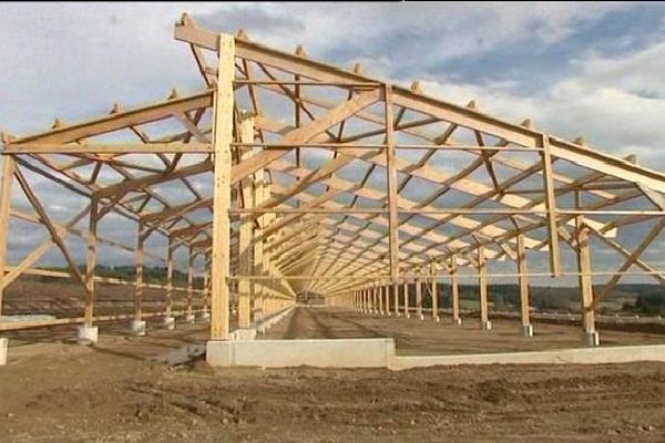 Le bâtiment de la future ferme des mille veaux est sorti de terre à Saint-Martial-le-vieux, dans la Creuse