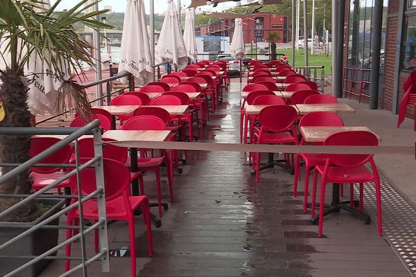 Sue les quais rive droite, les belles terrasses vides. L'air est pollué et malodorant.