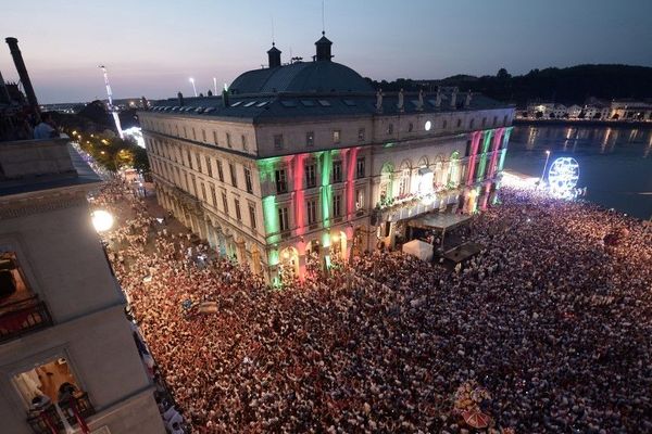 La foule des festayres lors de l'ouverture des Fêtes le 25 juillet 2018 à Bayonne. 