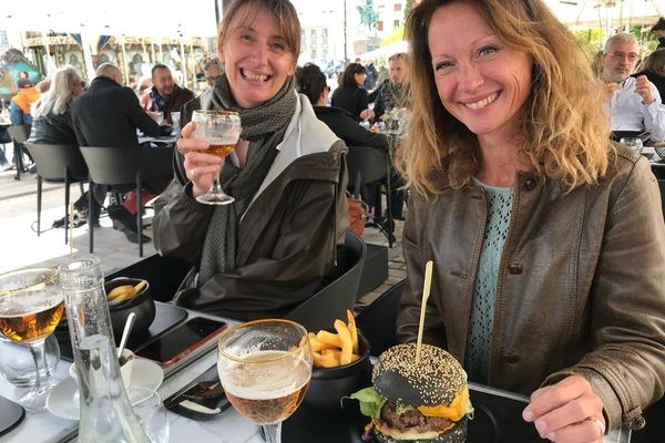 A Orléans, les terrasses étaient pleines ce mercredi 19 mai 2021. Les gens ont pu retrouver un second souffle et le goût d’avant la crise sanitaire.