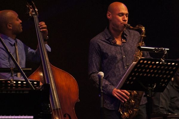 Joshua Redman sur la scène de la salle Marcel Hélie, jeudi soir à Coutances.