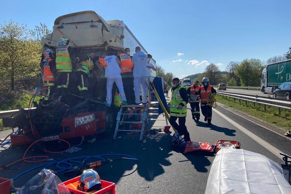 Désincarcération d'un des chauffeurs sur la RN145. 