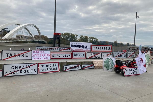 Les agriculteurs ont rassemblé les panneaux de signalisation devant le musée des Confluences de Lyon