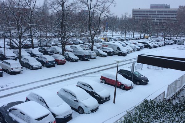 Place de Bordeaux à Strasbourg sous la neige ce 15 décembre