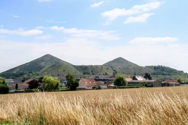 Les terrils de Loos-en-Gohelle, au pied desquels un camping éphémère s'est installé ce 22 juin 2024.