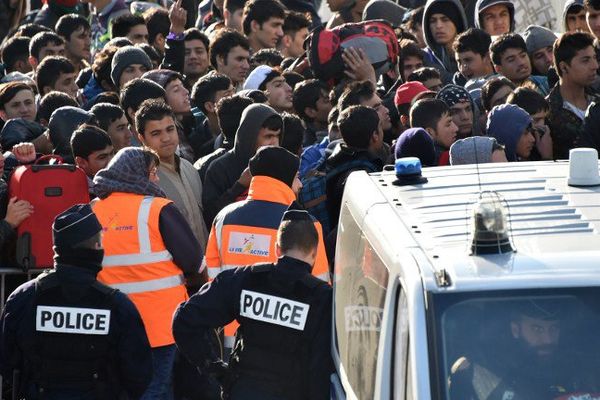 Des migrants évacués du bidonville de la "Jungle" de Calais mercredi dernier.