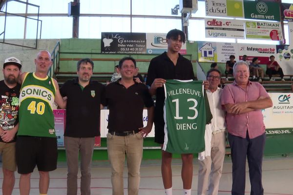 Ousmane Dieng qui évolue en NBA, de retour dans son premier club, le Villeneuve Basket Club.