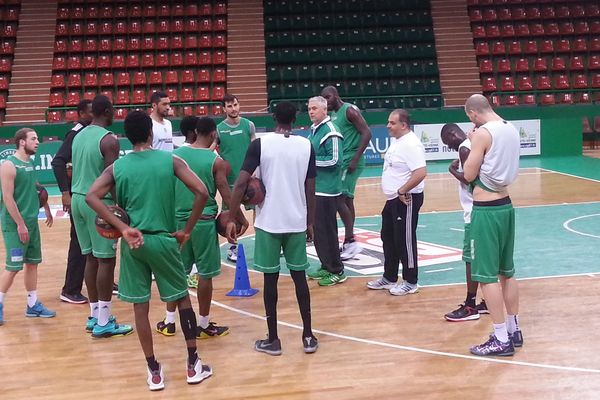 Les limougeauds à l'écoute de leur coach, Philippe Hervé, lors de l'entraînement de jeudi.