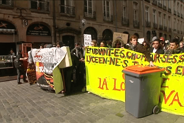 Le face à face entre étudiants et forces de l'ordre aux abords de la place de la mairie de Rennes