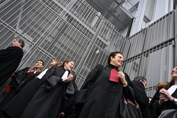 Des avocats ont bloqué temporairement les entrées du tribunal de Paris pour protester contre la réforme des retraites.