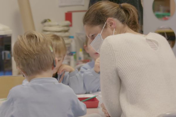 L'accompagnant des élèves en situation de handicap ou AESH remplit des missions d’aide à l’accueil et à l’inclusion scolaire des élèves en situation de handicap.