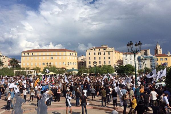 L'arrivée de la manifestation pour la libération des prisonniers politiques place du Diamant à Ajaccio.