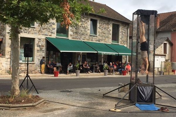 Balades de l'été du Sirque de Nexon. Ce dimanche 26 Juillet, devant le bistrot Saint-Jean "Passages" de Alice Rende