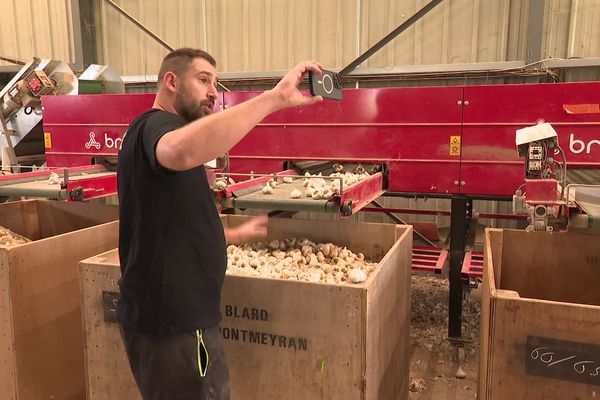 Gaël Blard, agriculteur dans la Drôme, est un youtubeur comblé.