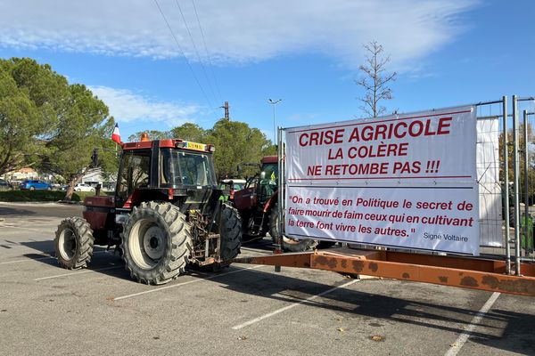 Les agriculteurs de la Coordination rurale des Alpes-de-Haute-Provence manifestent à Manosque ce 25 novembre pour interpeller les acteurs de la grande distribution.