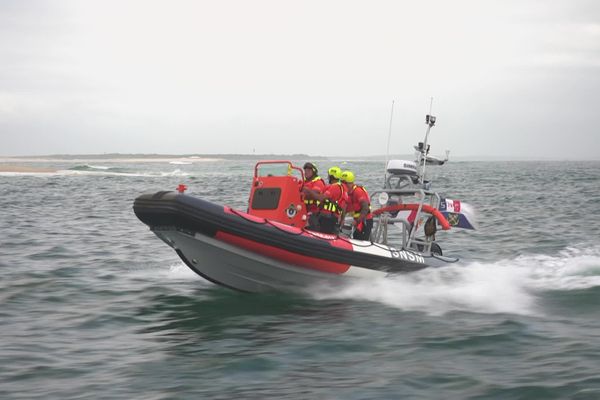 Ce lundi 12 août, une cinquantaine de sauveteurs bénévoles de la Snsm d'Arcachon, en Gironde, menait des exercices sur le bassin.