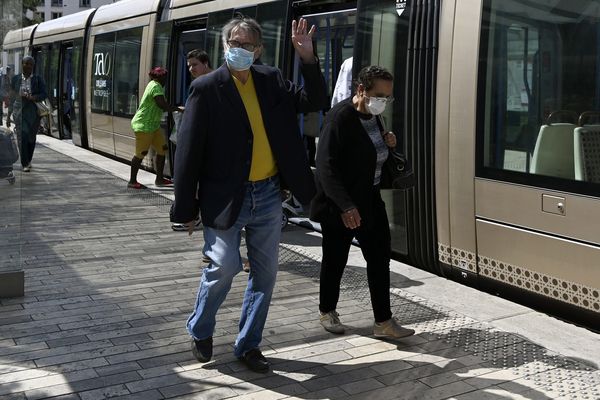 Des passagers munis de masques de protection sur le quai du tramway d'Orléans le 6 mai 2020, image d'illustration.