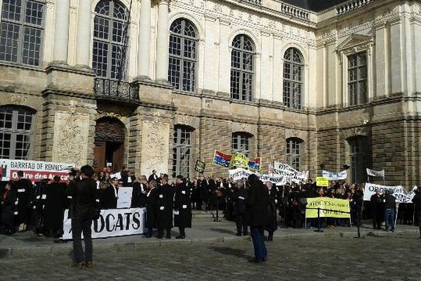 Près de 500 avocats devant le parlement de Bretagne, siège de la cour d'appel du grand-ouest