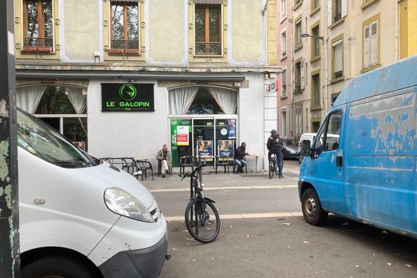 Les tirs ont eu lieu à l'angle de la place Saint-Bruno et de la rue de la Nursery, à hauteur du bar "Le Galopin".