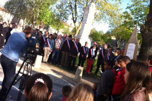 La cérémonie au monuments aux morts de Villefagnan (16)