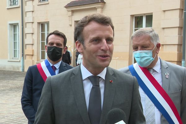 Le président de la République Emmanuel Macron s'est rendu à Chateau-Thierry pour célébrer les 400 ans de Jean de La Fontaine et promouvoir la langue française