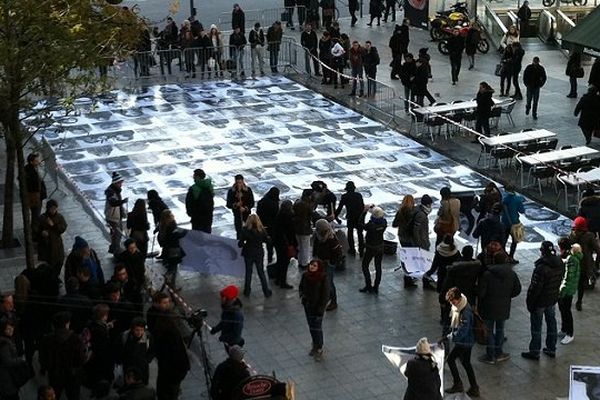 La fresque géaante aux 2500 visages doit rester en place 48 heures.