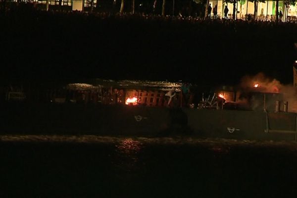 La barge pyrotechnique s'est embrasée