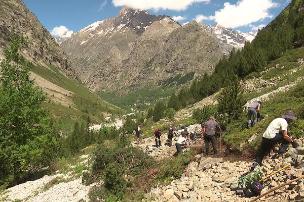 Les salariés du parc national des Ecrins ont débuté la remise en état des sentiers de randonnée, lourdement endommagés par plusieurs aléas climatiques en 2023.