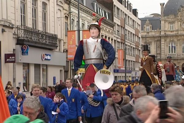 Les géants ont déplacé les foules à Tourcoing pour une parade sur 2 kilomètres.