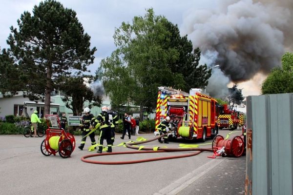 De nombreux pompiers mobilisés sur l'incendie d'un fabricant de store près de Colmar.