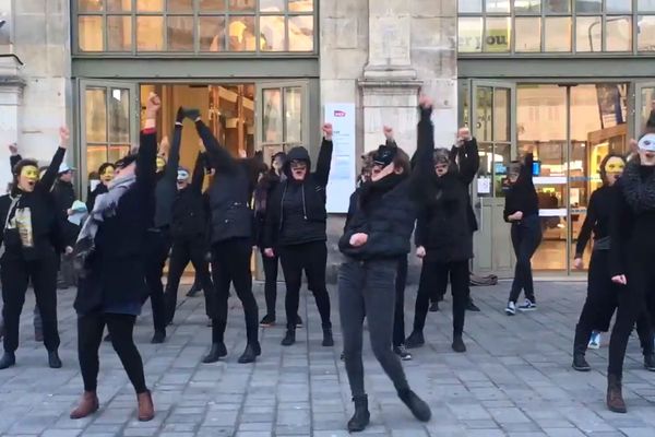 Sur l'air de "I Love Rock n'Roll", les femmes chercheuses ont organisé un flashmob devant la gare Lille-Flandres contre la réforme des retraites.